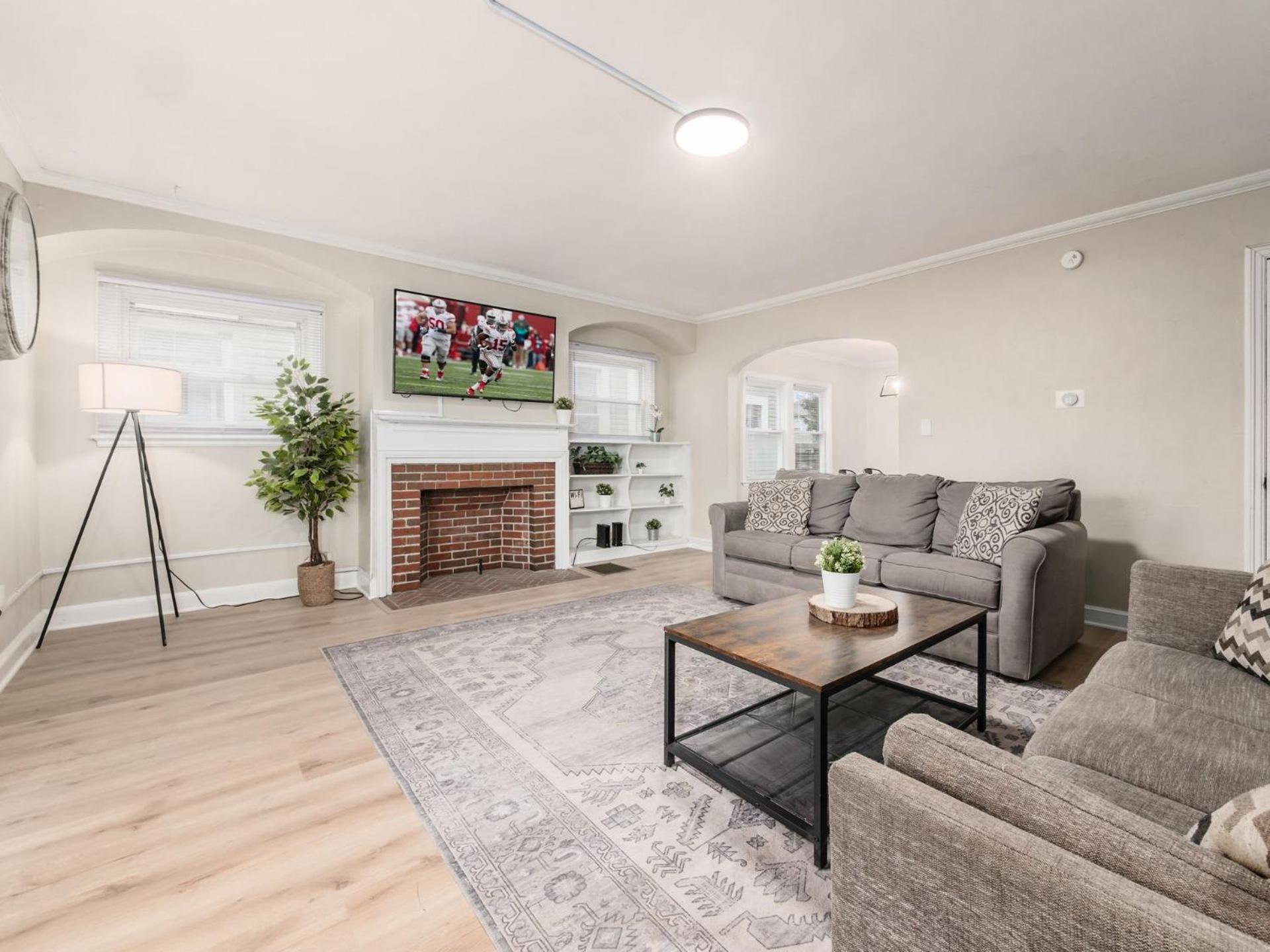 Вілла Housepitality - The Osu Mansion- Osu Sleeps 20 Колумбус Екстер'єр фото